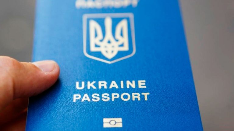 Украина обязала своих граждан выезжать в Россию только по загранпаспортам