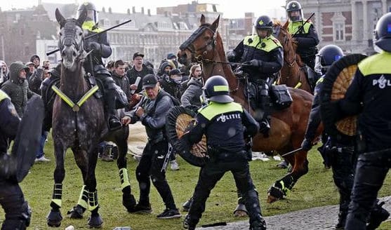Столкновение полиции Амстердама с несогласными с ограничениями из-за COVID